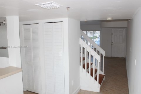 Townhouse in Weston, Florida 3 bedrooms, 122.82 sq.m. № 2018602 - photo 18