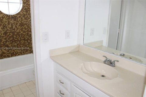 Townhouse in Weston, Florida 3 bedrooms, 122.82 sq.m. № 2018602 - photo 6