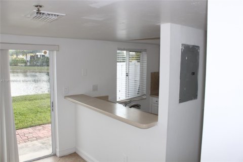 Townhouse in Weston, Florida 3 bedrooms, 122.82 sq.m. № 2018602 - photo 17