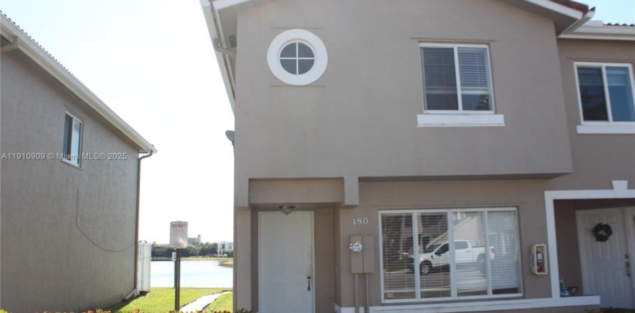 Townhouse in Weston, Florida 3 bedrooms, 122.82 sq.m. № 2018602