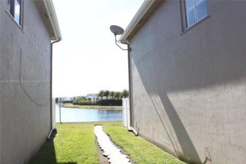 Townhouse in Weston, Florida 3 bedrooms, 122.82 sq.m. № 2018602 - photo 3