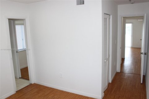 Townhouse in Weston, Florida 3 bedrooms, 122.82 sq.m. № 2018602 - photo 7