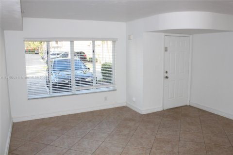 Townhouse in Weston, Florida 3 bedrooms, 122.82 sq.m. № 2018602 - photo 12