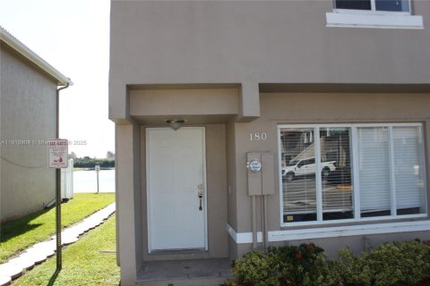 Townhouse in Weston, Florida 3 bedrooms, 122.82 sq.m. № 2018602 - photo 2