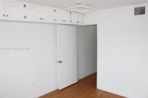 Townhouse in Weston, Florida 3 bedrooms, 122.82 sq.m. № 2018602 - photo 9