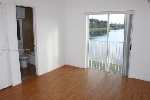 Townhouse in Weston, Florida 3 bedrooms, 122.82 sq.m. № 2018602 - photo 11