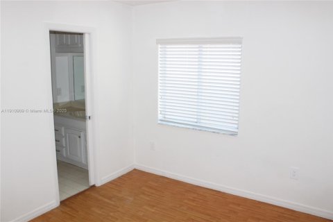 Townhouse in Weston, Florida 3 bedrooms, 122.82 sq.m. № 2018602 - photo 5