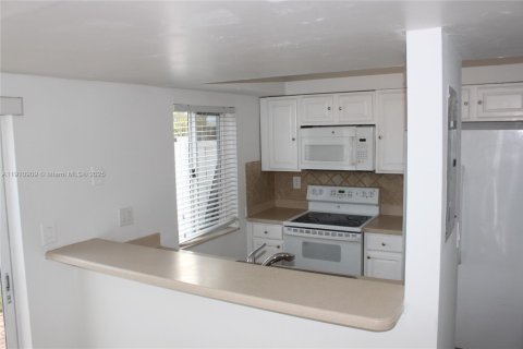 Townhouse in Weston, Florida 3 bedrooms, 122.82 sq.m. № 2018602 - photo 20