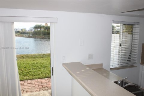 Townhouse in Weston, Florida 3 bedrooms, 122.82 sq.m. № 2018602 - photo 16