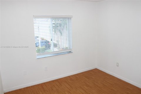 Townhouse in Weston, Florida 3 bedrooms, 122.82 sq.m. № 2018602 - photo 8