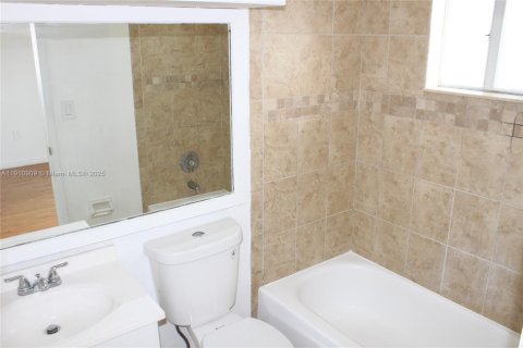 Townhouse in Weston, Florida 3 bedrooms, 122.82 sq.m. № 2018602 - photo 10