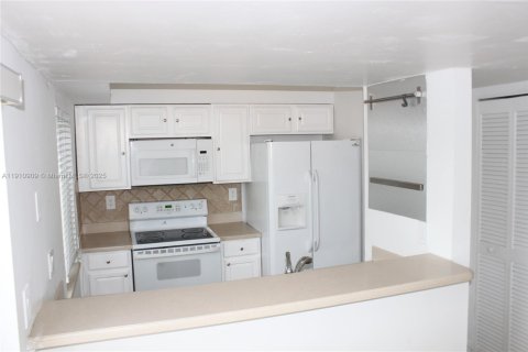 Townhouse in Weston, Florida 3 bedrooms, 122.82 sq.m. № 2018602 - photo 19