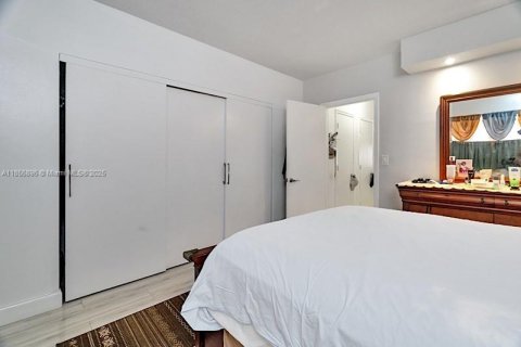 Condo in Miami, Florida, 1 bedroom  № 1880349 - photo 23