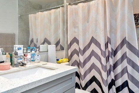 Condo in Miami, Florida, 1 bedroom  № 1880349 - photo 19