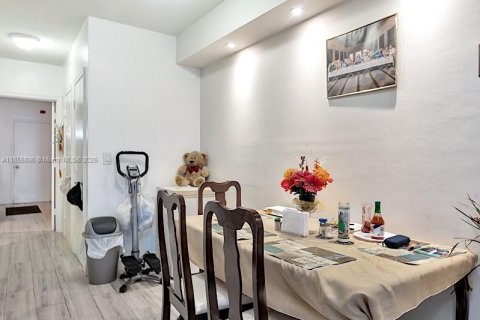 Condo in Miami, Florida, 1 bedroom  № 1880349 - photo 14