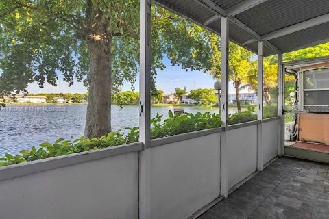 Condo in Miami, Florida, 1 bedroom  № 1880349 - photo 26