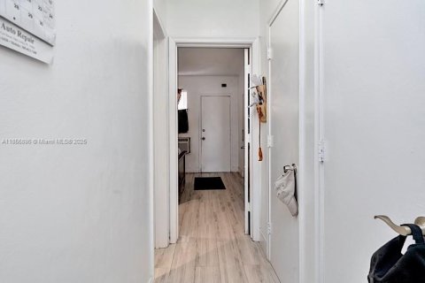 Condo in Miami, Florida, 1 bedroom  № 1880349 - photo 17