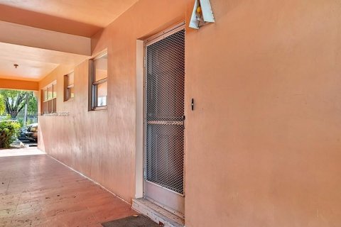 Condo in Miami, Florida, 1 bedroom  № 1880349 - photo 5