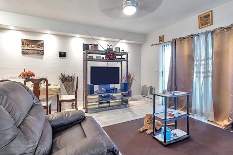 Condo in Miami, Florida, 1 bedroom  № 1880349 - photo 6