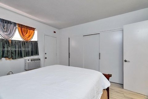 Condo in Miami, Florida, 1 bedroom  № 1880349 - photo 24