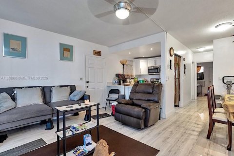 Condo in Miami, Florida, 1 bedroom  № 1880349 - photo 10