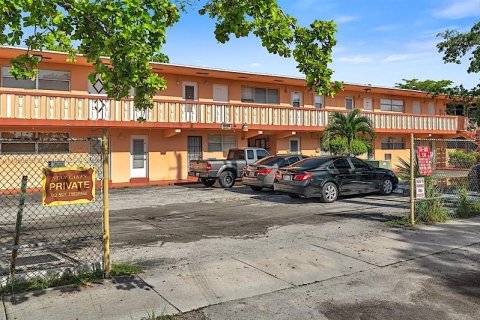 Condo in Miami, Florida, 1 bedroom  № 1880349 - photo 1