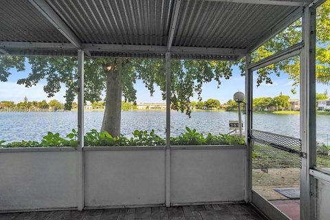 Condo in Miami, Florida, 1 bedroom  № 1880349 - photo 27