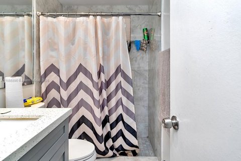 Condo in Miami, Florida, 1 bedroom  № 1880349 - photo 18