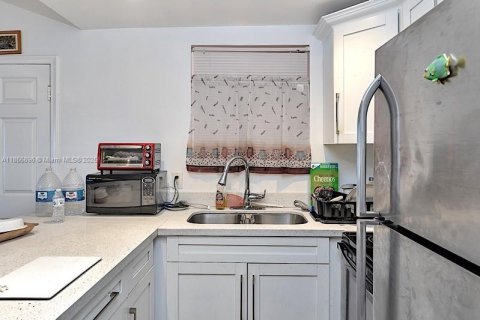 Condo in Miami, Florida, 1 bedroom  № 1880349 - photo 15
