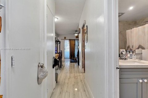 Condo in Miami, Florida, 1 bedroom  № 1880349 - photo 25