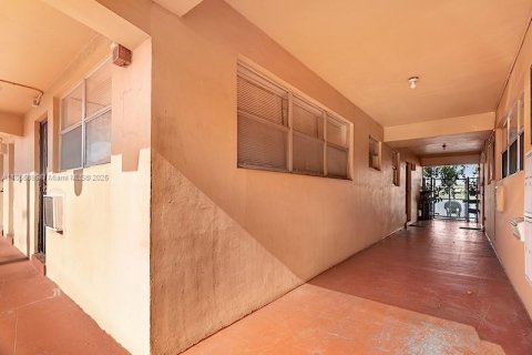 Condo in Miami, Florida, 1 bedroom  № 1880349 - photo 4