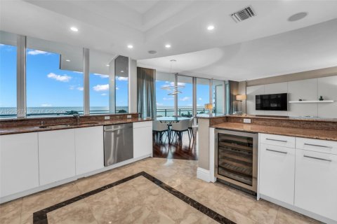 Condominio en venta en Bal Harbour, Florida, 2 dormitorios, 177.72 m2 № 2303881 - foto 9
