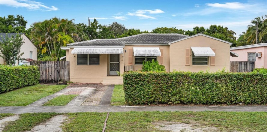 Villa ou maison à Miami Springs, Floride 3 chambres, 143.72 m2 № 2013411