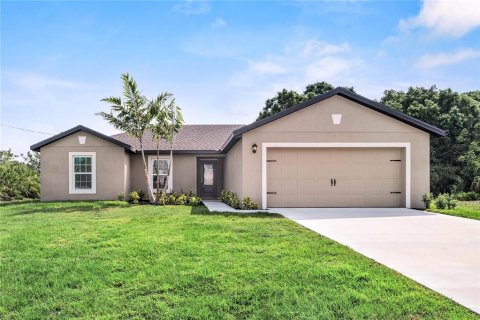 House in Port Charlotte, Florida 3 bedrooms, 156.08 sq.m. № 1107143 - photo 1