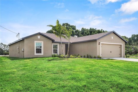 House in Port Charlotte, Florida 3 bedrooms, 156.08 sq.m. № 1107143 - photo 2