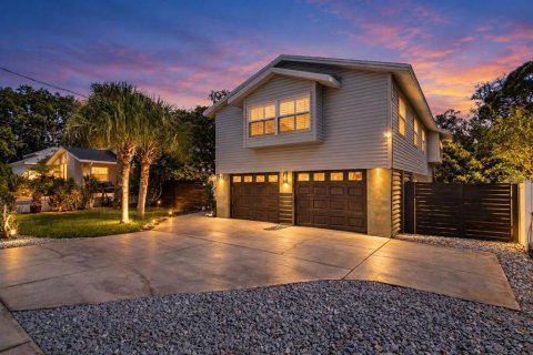 House in Tarpon Springs, Florida 4 bedrooms, 195.28 sq.m. № 2376625