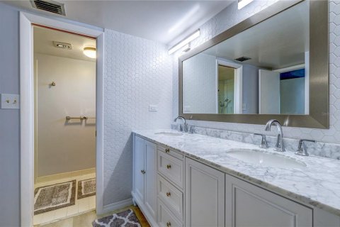 Condo in Longboat Key, Florida, 2 bedrooms  № 1669918 - photo 16