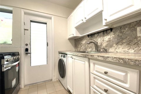 Condo in Miami Beach, Florida, 1 bedroom  № 2174136 - photo 4
