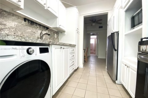 Condo in Miami Beach, Florida, 1 bedroom № 2174136
