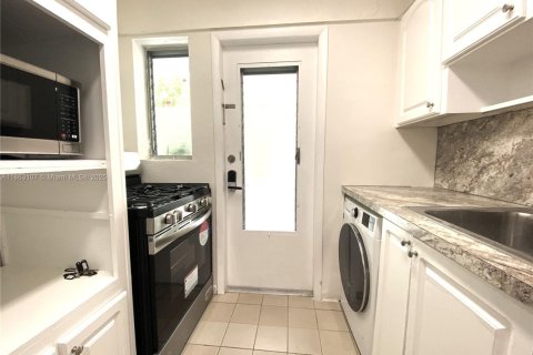 Condo in Miami Beach, Florida, 1 bedroom  № 2174136 - photo 3