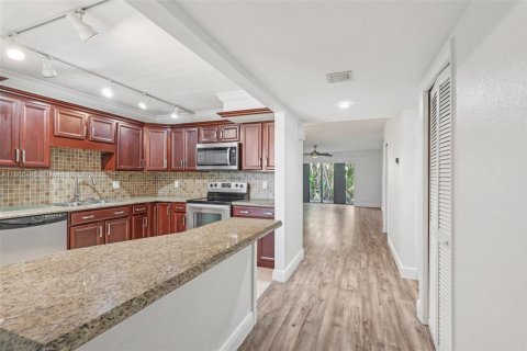 Condo in Weston, Florida, 2 bedrooms  № 1891897 - photo 18