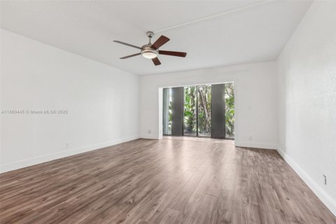 Condo in Weston, Florida, 2 bedrooms  № 1891897 - photo 13