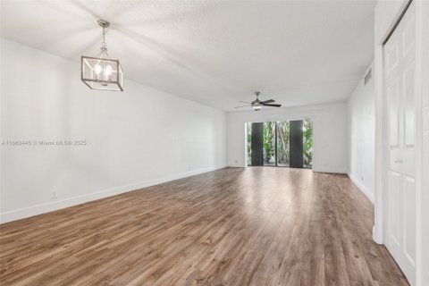 Condo in Weston, Florida, 2 bedrooms  № 1891897 - photo 9
