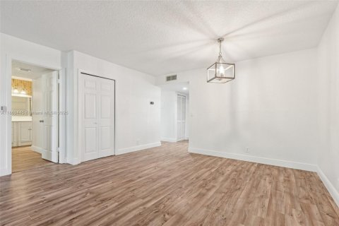 Condo in Weston, Florida, 2 bedrooms  № 1891897 - photo 11