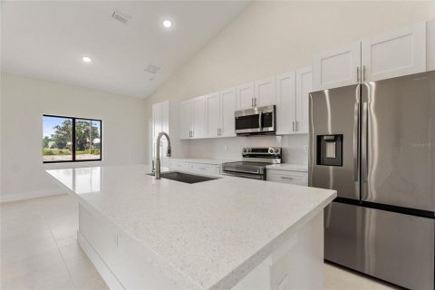 House in Indian lake estates, Florida 3 bedrooms, 167.69 sq.m. № 1718557 - photo 4