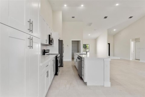 House in Indian lake estates, Florida 3 bedrooms, 167.69 sq.m. № 1718557 - photo 2