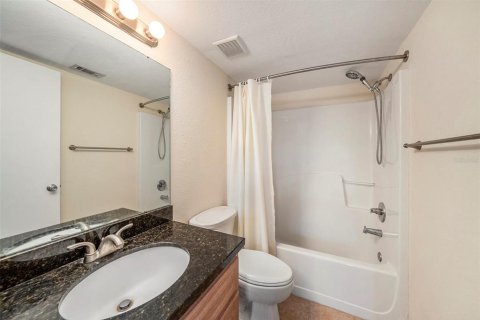 Condo in Tampa, Florida, 2 bedrooms  № 1521626 - photo 17
