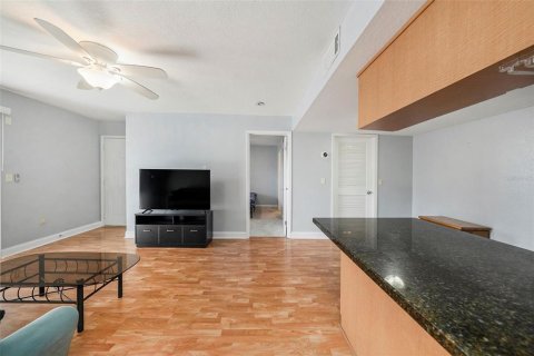 Condo in Tampa, Florida, 2 bedrooms  № 1521626 - photo 11