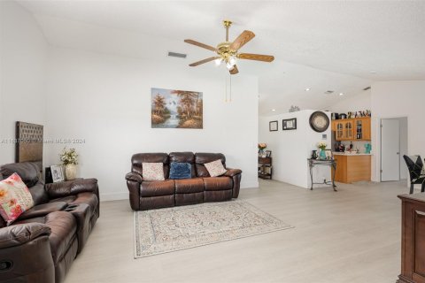 House in North Lauderdale, Florida 3 bedrooms, 185.71 sq.m. № 1316633 - photo 5