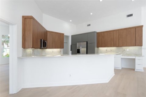 House in Palm Coast, Florida 4 bedrooms, 280.1 sq.m. № 1911934 - photo 8